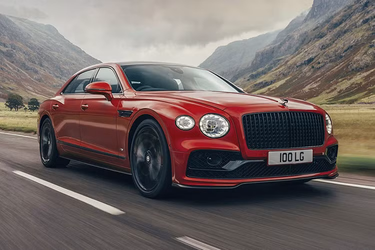 Flying Spur 2020 còn được trang bị thêm 2 màn hình giải trí 15 inch cho hàng ghế sau, cho phép hành khách có thể tương tác và điều chỉnh các chức năng trong khoang nội thất như điều hòa, định vị và dẫn đường, sưởi ấm/thông gió/massage trên ghế ngồi. Với động cơ xăng tăng áp kép W12 6.0L, Bentley Flying Spur có được sức mạnh 626 mã lực và momen xoắn cực đại 900 Nm, giúp chiếc sedan siêu sang nặng 2435 kg tăng tốc 0 - 100 km/h trong 3,7 giây trước khi cán mốc 333 km/h. Xe có giá bán khởi điểm từ 216.400 USD.