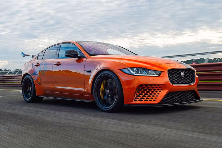 "Siêu sedan" có thể tăng tốc từ 0 – 100 km/h chỉ trong 3,5 giây trước khi cán vận tốc cực đại 322 km/h. Tại Mỹ, Jaguar XE SV Project 8 là 188.495 USD. Khoang cabin của Project 8 được chăm sóc khá đặc biệt với nhiều chi tiết bọc da Alcantara (ghế ngồi,vô lăng thể thao…) và nhiều chi tiết sợi carbon bóng sang trọng, bao gồm cả các ghế ngồi phía sau.