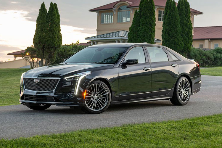 Không mang thiết kế phóng khoáng như những chiếc xe thể thao Đức, CT6-V của Cadillac tạo nét riêng với diện mạo cơ bắp đầy mạnh mẽ. Mặc dù trông rất "truyền thống" nhưng khả năng hiệu suất của CT6-V lại vô cùng tuyệt vời, cảm giác lái và khả năng kiểm soát thân xe của CT6-V cũng gây ngạc nhiên.