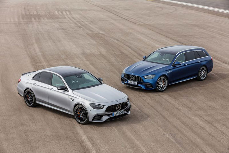 Không "nổi tiếng" trong làng sedan hiệu suất như M5 Competition nhưng Mercedes-AMG E 63 S 2021 lại mạnh mẽ hơn với 603 mã lực và 850 Nm đến từ động cơ tăng áp kép V8 4.0L. AMG E 63 S mới chỉ cần 3,4 giây để tăng tốc từ 0 - 100 km/h, tốc độ tối đa đạt 300 km/h. 