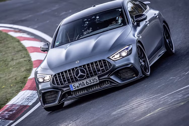 Phải nói là khá bất ngờ khi thấy Mercedes-AMG GT 63 S 2021 xếp ở hạng 5 trong danh sách 10 sedan nhanh nhất năm 2020. Thực tế, giới mê xe vẫn thường gọi AMG GT 63 S là "siêu xe" chứ ít ai nhớ rằng nó chính xác là một chiếc sedan. Xe có nội thất cao cấp, sang trọng và thiết kế mạnh mẽ, đẹp vượt thời gian. Tại Mỹ, AMG GT 63 S mới có giá từ 177.000 USD.