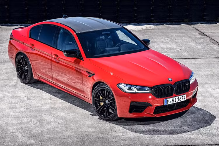 Sở hữu tốc độ tối đa lên tới 298 km/h nhưng BMW M5 Competition vẫn ngậm ngùi xếp ở cuối bảng xếp hạng Top sedan hạng sang nhanh nhất 2020. Xe được trang bị động cơ tăng áp kép V8 4.4L sản sinh công suất 617 mã lực và mô-men xoắn cực đại 750Nm, tăng tốc từ 0 - 100 km/h chỉ trong 3,3 giây trước khi cán tốc độ tối đa 298 km/h.