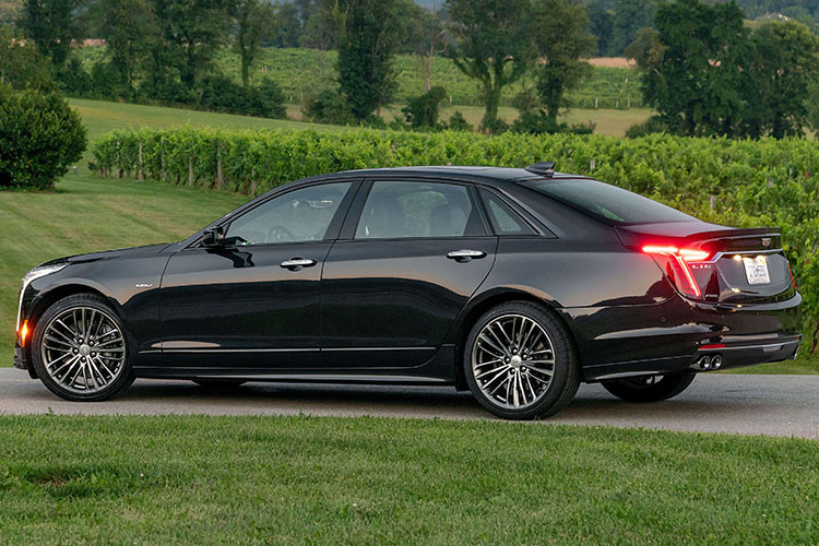 CT6-V là được trang bị động cơ Blackwing tăng áp kép V8 4.2L sản sinh công suất 550 mã lực và 850Nm mô-men xoắn cực đại. Sức mạnh này đã giúp chiếc sedan Mỹ chạy nước rút từ 0 - 100 km/h trong 3,6 giây, tốc độ tối đa đạt 322 km/h. Cadillac CT6-V ban đầu được lên kế hoạch sản xuất giới hạn chỉ 275 chiếc với giá từ 88.790 USD, nhưng vì bán chạy quá (chạy hàng chỉ sau 1 ngày mở bán) nên hãng đã quyết định sản xuất thêm xe và tăng giá bán lên 92.790 USD.