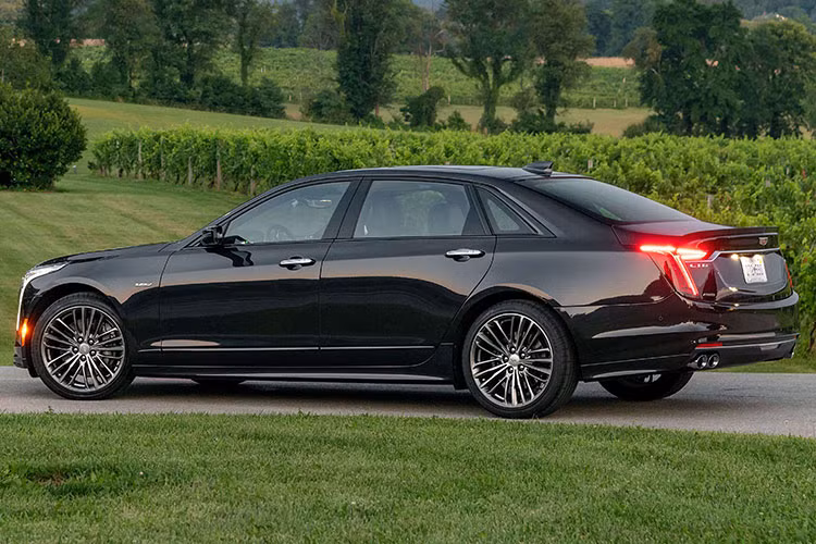 CT6-V là được trang bị động cơ Blackwing tăng áp kép V8 4.2L sản sinh công suất 550 mã lực và 850Nm mô-men xoắn cực đại. Sức mạnh này đã giúp chiếc sedan Mỹ chạy nước rút từ 0 - 100 km/h trong 3,6 giây, tốc độ tối đa đạt 322 km/h. Cadillac CT6-V ban đầu được lên kế hoạch sản xuất giới hạn chỉ 275 chiếc với giá từ 88.790 USD, nhưng vì bán chạy quá (chạy hàng chỉ sau 1 ngày mở bán) nên hãng đã quyết định sản xuất thêm xe và tăng giá bán lên 92.790 USD.