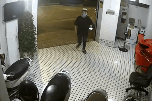 Clip: Dang rinh rap an trom, nam thanh nien gap ngay su co “kho do“