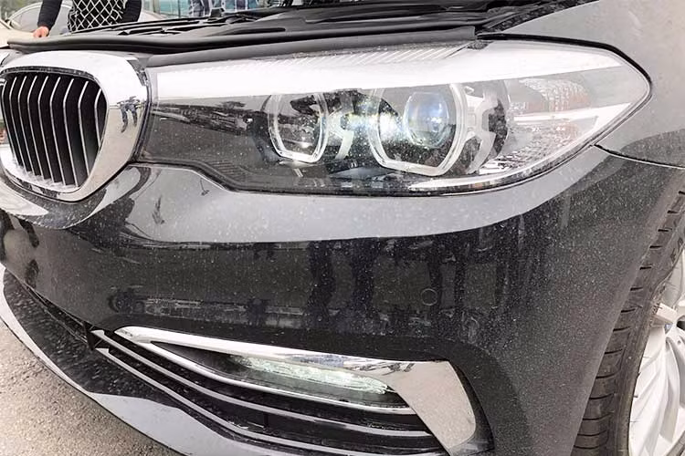 Ở ngoại thất, BMW 5 Series 2017 nổi bật với những đường nét thiết kế sắc sảo, ngoài ra một số chi tiết ở ngoại thất lẫn nội thất tương tự như dòng 7 Series hiện nay. Phần đầu nổi bật với bộ lưới tản nhiệt hình quả thận đặc trưng, các khe hút gió lớn, cụm đèn pha 2 bên tích hợp dải Led nối liền với lưới tản nhiệt, cản trước mở rộng.