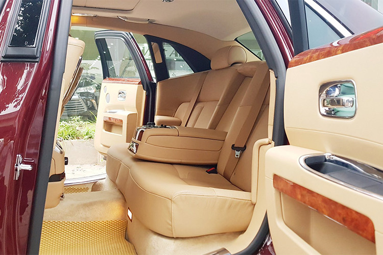 Mặc dù là phiên bản 2011 và đã trải qua 7 năm lăn bánh, thế nhưng do đi ít và chăm sóc tốt, những chi tiết trên xe vẫn còn rất đẹp mắt với nội thất gần như nguyên bản. Các chi tiết như hành cửa ốp gỗ, bọc da, các nút bấm được chế tác từ hợp kim và được mạ chrome vẫn còn sáng bóng.