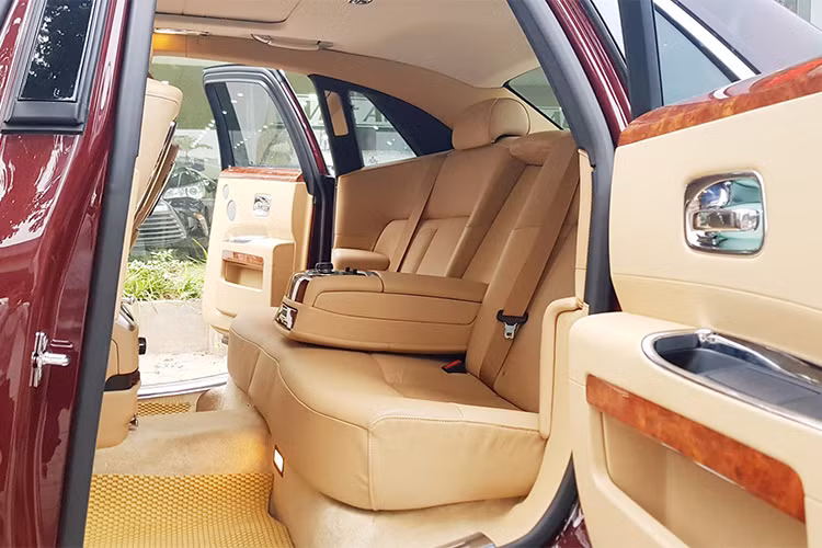 Mặc dù là phiên bản 2011 và đã trải qua 7 năm lăn bánh, thế nhưng do đi ít và chăm sóc tốt, những chi tiết trên xe vẫn còn rất đẹp mắt với nội thất gần như nguyên bản. Các chi tiết như hành cửa ốp gỗ, bọc da, các nút bấm được chế tác từ hợp kim và được mạ chrome vẫn còn sáng bóng.