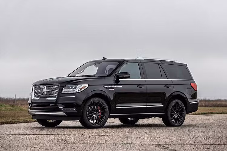 Hennessey Performance vừa tung ra những hình ảnh ấn tượng về dàn xe SUV hạng sang Lincoln Navigator 2019 được nâng cấp hiệu năng vận hành với gói độ HPE600. Dự án nâng cấp cho mẫu xe này đã được hãng độ đình đám của Mỹ công bố từ năm 2018.