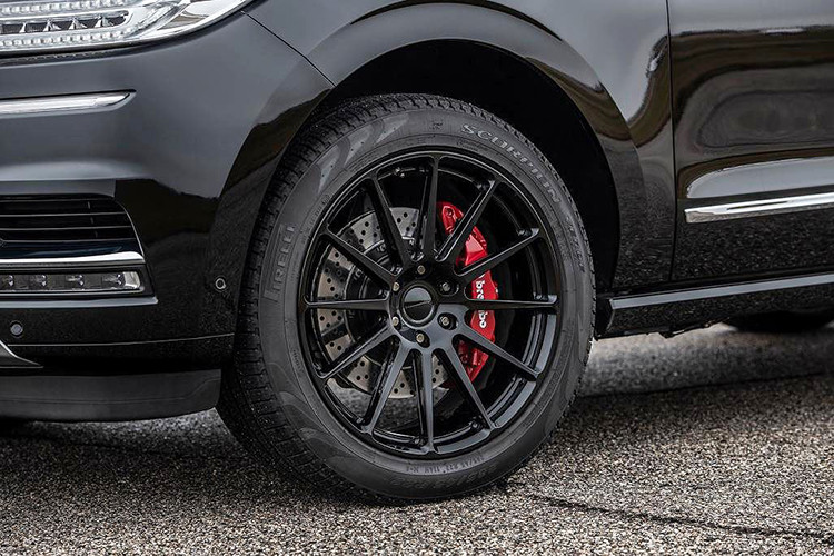 Cụ thể, Hennessey đã nâng cấp cỗ máy V6 3.5L Twin-Turbo tiêu chuẩn của Lincoln Navigator với phần mềm quản lý động cơ mới, nâng cấp turbo, hệ thống xả thể thao, hệ thống nạp khí lưu lượng cao, van xả áp suất turbo dư (blow-off valve) và két làm mát khí nạp lớn hơn ở phía trước.