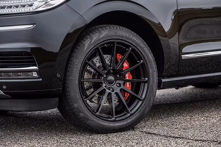 Cụ thể, Hennessey đã nâng cấp cỗ máy V6 3.5L Twin-Turbo tiêu chuẩn của Lincoln Navigator với phần mềm quản lý động cơ mới, nâng cấp turbo, hệ thống xả thể thao, hệ thống nạp khí lưu lượng cao, van xả áp suất turbo dư (blow-off valve) và két làm mát khí nạp lớn hơn ở phía trước.