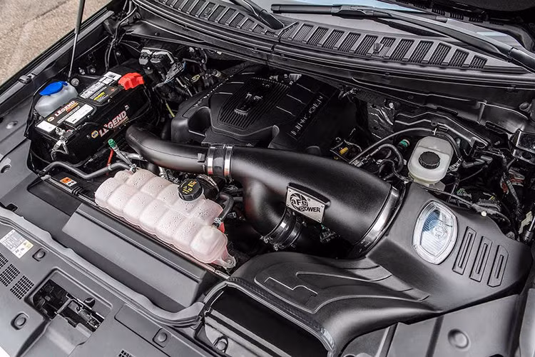 Để Lincoln Navigator HPE600 2019 ổn định và an toàn hơn ở tốc độ cao, hãng độ xe Hennessey còn hạ thấp hệ thống treo, thay phanh Brembo và trang bị bộ mâm hợp kim nguyên khối siêu nhẹ.