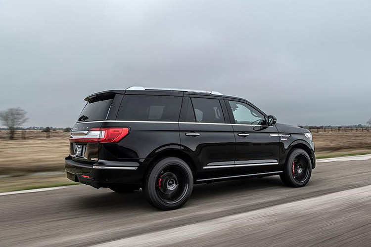 Navigator nằm trong phân khúc cạnh tranh với các đối thủ như Cadillac Escalade, Lexus LX570, Mercedes-Benz GLS, BMW X7, Range Rover...