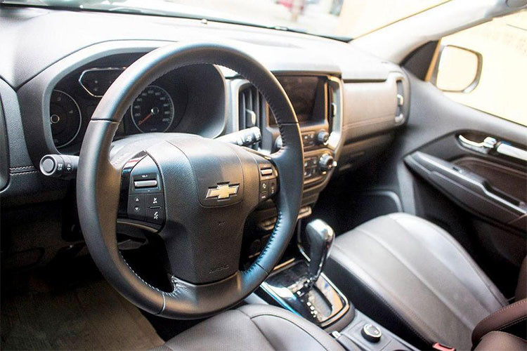 Trên phiên bản LTZ 4x4 cao cấp, xe được trang bị khá nhiều công nghệ mới như gạt mưa cùng điều hòa tự động, dàn âm thanh 7 loa, hệ thống cảnh báo điểm mù, cảnh báo xe vượt, cảnh báo va chạm, cảnh báo chuyển làn... Mọi phiên bản đều được trang bị 3 túi khí, ABS, EBD, hệ thống ổn định điện tử, hệ thống hỗ trợ leo dốc và đổ đèo...