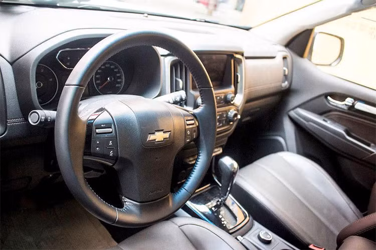 Trên phiên bản LTZ 4x4 cao cấp, xe được trang bị khá nhiều công nghệ mới như gạt mưa cùng điều hòa tự động, dàn âm thanh 7 loa, hệ thống cảnh báo điểm mù, cảnh báo xe vượt, cảnh báo va chạm, cảnh báo chuyển làn... Mọi phiên bản đều được trang bị 3 túi khí, ABS, EBD, hệ thống ổn định điện tử, hệ thống hỗ trợ leo dốc và đổ đèo...