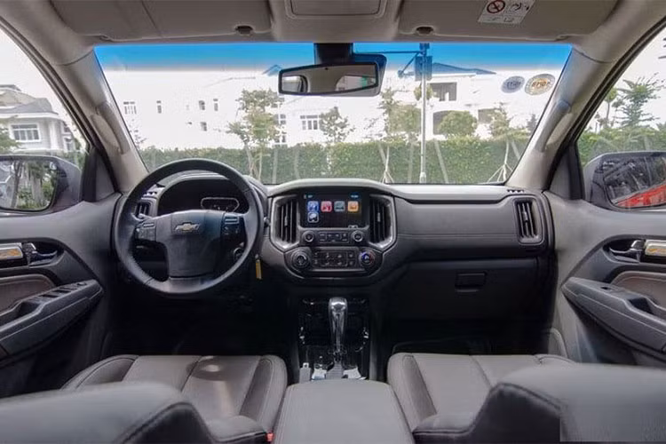 Ngoài ra, hãng còn cho biết rằng vật liệu được sử dụng trong nội thất cũng có bề mặt mềm mại hơn. Trên các bản LTZ và High Country, chiếc xe có ghế bọc da trong khi bản LT chỉ có ghế nỉ. Nằm trên bảng điều khiển trung tâm là hệ thống thông tin giải trí My Link thế hệ mới, hỗ trợ kết nối smartphone Apple CarPlay và Android Auto.