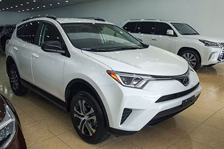  Toyota RAV4 LE 2017 tại Việt Nam được một nhà phân phối tư nhân nhập về. Đây là phiên bản xuất ra thị trường Mỹ, mẫu xe này sẽ nằm "chung mâm" cùng phân khúc với Honda CR-V, Mazda CX-5, Hyundai Tucson và Kia Sportage. Kiểu dáng thiết kế thể thao và trẻ trung.