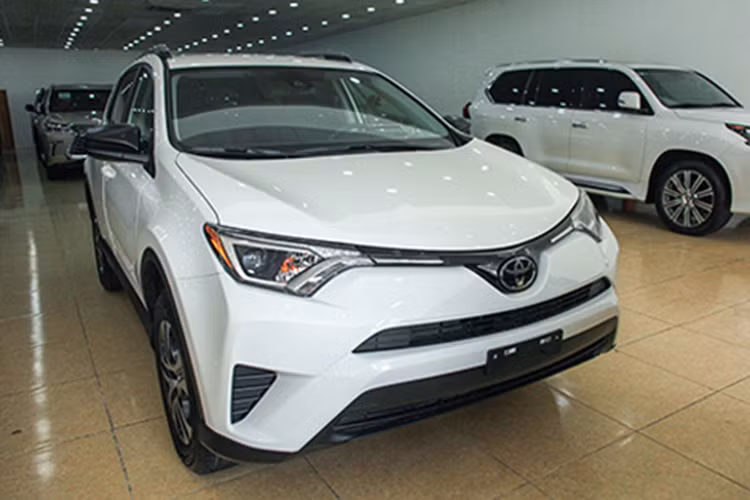 Toyota sử dụng gói trang bị an toàn Toyota Safety Sense P (TSS-P) cho RAV4 LE mới bao gồm phanh trước va chạm, hệ thống kiểm soát hành trình chủ động, cảnh báo chệch làn, đèn pha tự động. Hỗ trợ khởi hành ngang dốc HAC, kiểm soát lực kéo TSC, cảnh báo áp suất lốp TPMS. Ngoài ra trên mẫu xe này cũng sở hữu tới 8 túi khí.