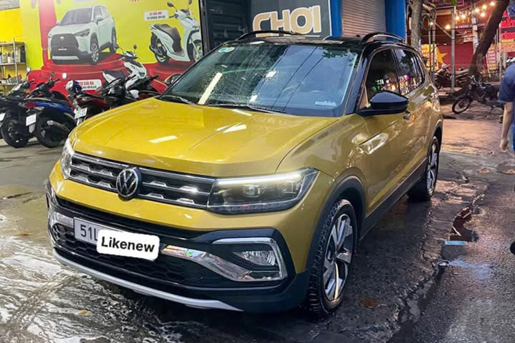 Chiếc Volkswagen T-Cross đã qua sử dụng được rao bán thuộc bản Luxury cao cấp nhất. Xe được sản xuất vào năm 2022 nhưng mới đăng ký vào tháng 9/2024 với odo chỉ khoảng 1.000 km. Người bán báo giá mẫu CUV/SUV cỡ B này là 799 triệu, ngang với giá mua mới của Mazda CX-5 (từ 729 triệu), Ford Territory (từ 759 triệu đồng).