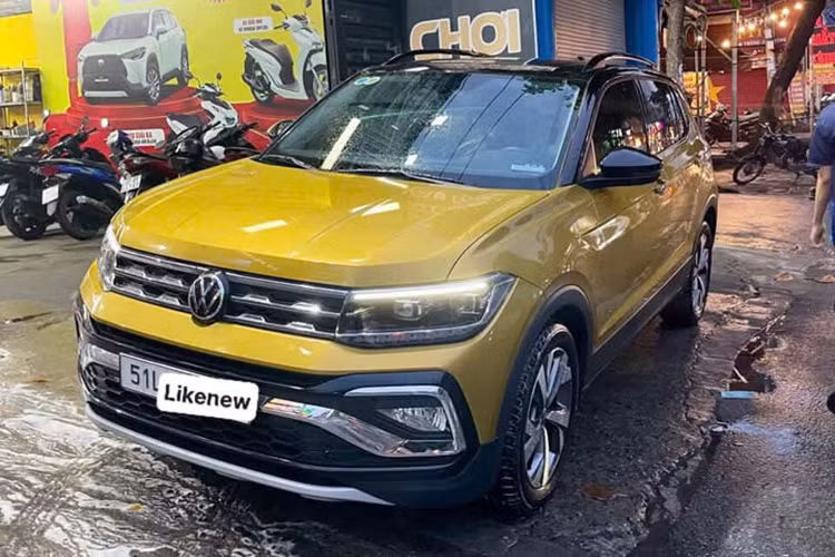 Chiếc Volkswagen T-Cross đã qua sử dụng được rao bán thuộc bản Luxury cao cấp nhất. Xe được sản xuất vào năm 2022 nhưng mới đăng ký vào tháng 9/2024 với odo chỉ khoảng 1.000 km. Người bán báo giá mẫu CUV/SUV cỡ B này là 799 triệu, ngang với giá mua mới của Mazda CX-5 (từ 729 triệu), Ford Territory (từ 759 triệu đồng).