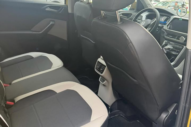 Bên cạnh đó, xe chỉ có phanh tay cơ và không được trang bị tính năng tự động giữ phanh tạm thời Auto Hold. Ở phiên bản Elegance, xe thậm chí còn sử dụng chìa khoá cơ để nổ máy và đồng hồ cơ sau vô-lăng. 