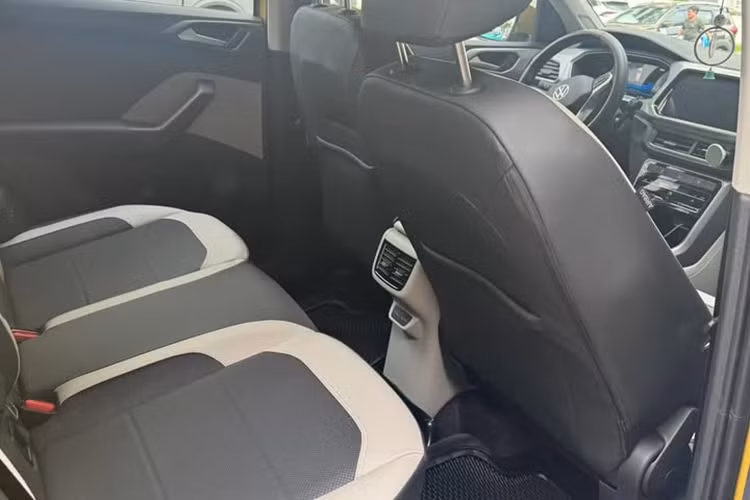 Bên cạnh đó, xe chỉ có phanh tay cơ và không được trang bị tính năng tự động giữ phanh tạm thời Auto Hold. Ở phiên bản Elegance, xe thậm chí còn sử dụng chìa khoá cơ để nổ máy và đồng hồ cơ sau vô-lăng. 