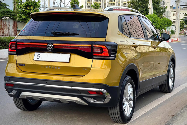 Cung cấp sức mạnh cho Volkswagen T-Cross là động cơ xăng tăng áp dung tích 1.0 lít có công suất 115 mã lực và mô-men xoắn 178 Nm, kết hợp với hộp số tự động 6 cấp và hệ dẫn động cầu trước. Động cơ này tiêu hao nhiên liệu khoảng 6 lít/100 km đường hỗn hợp.