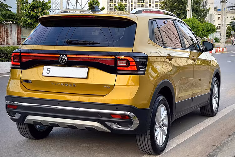 Cung cấp sức mạnh cho Volkswagen T-Cross là động cơ xăng tăng áp dung tích 1.0 lít có công suất 115 mã lực và mô-men xoắn 178 Nm, kết hợp với hộp số tự động 6 cấp và hệ dẫn động cầu trước. Động cơ này tiêu hao nhiên liệu khoảng 6 lít/100 km đường hỗn hợp.