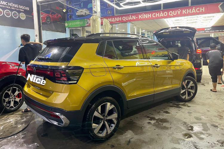 Như vậy, sau khi cộng các loại thuế phí, chủ xe SUV Volkswagen T-Cross Luxury khi đó vẫn phải chi trả khoản tiền là 1,149 tỷ đồng để xe lăn bánh. Sau chưa đầy 4 tháng sử dụng với ODO 1000km, xe mất giá khoảng 350 triệu đồng.