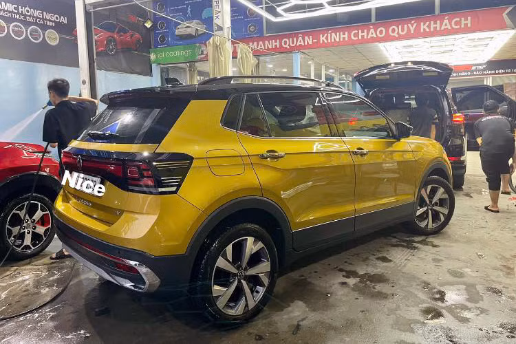 Như vậy, sau khi cộng các loại thuế phí, chủ xe SUV Volkswagen T-Cross Luxury khi đó vẫn phải chi trả khoản tiền là 1,149 tỷ đồng để xe lăn bánh. Sau chưa đầy 4 tháng sử dụng với ODO 1000km, xe mất giá khoảng 350 triệu đồng.