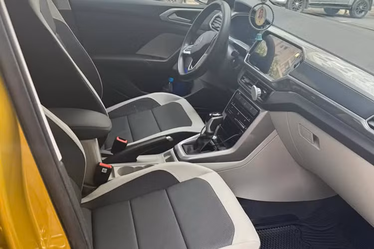 Đáng tiếc, dù giá cao hơn rất nhiều so với Mitsubishi Xforce, Toyota Yaris Cross hay Hyundai Creta nhưng Volkswagen T-Cross tại Việt Nam lại không có hệ thống an toàn chủ động.