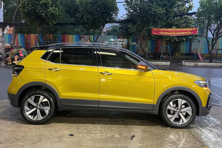 Mức giá xe Volkswagen T-Cross Luxury mới chính hãng đang có mức bán khởi điểm là 1,299 tỷ đồng. Hồi tháng 9/2024, nhiều đại lý đã ưu đãi lên đến 300 triệu đồng cho khách hàng mua xe này. Và chiếc xe đang được rao bán trong bài viết này cũng nằm trong lô xe được xả hàng đó. 