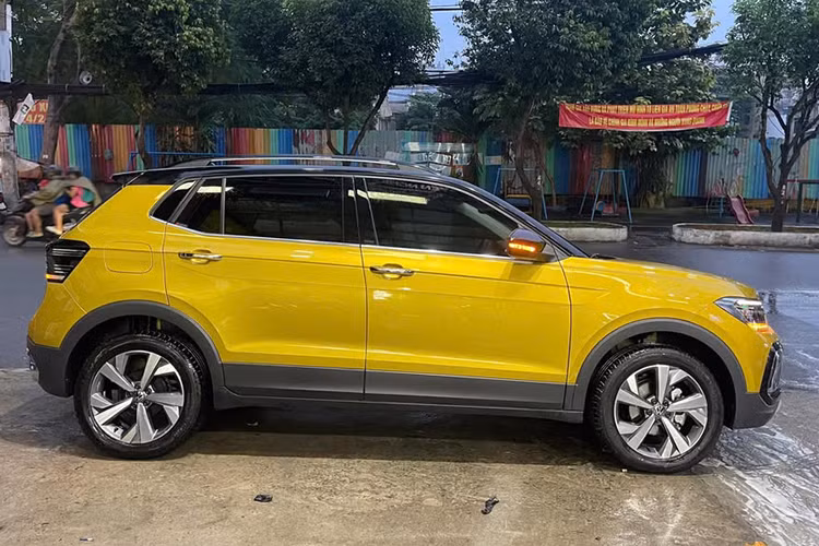 Mức giá xe Volkswagen T-Cross Luxury mới chính hãng đang có mức bán khởi điểm là 1,299 tỷ đồng. Hồi tháng 9/2024, nhiều đại lý đã ưu đãi lên đến 300 triệu đồng cho khách hàng mua xe này. Và chiếc xe đang được rao bán trong bài viết này cũng nằm trong lô xe được xả hàng đó. 