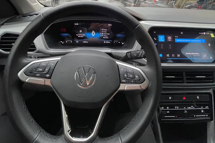 Trên thực tế, dù có giá cao hơn khá nhiều so với các mẫu CUV/SUV cỡ B cùng phân khúc nhưng các trang bị của T-Cross bản Luxury cũng không quá nổi bật. Cụ thể, khoang cabin của xe sở hữu cụm đồng hồ kỹ thuật số 8 inch, màn hình giải trí 10,1 inch, điều hòa tự động 1 vùng, sạc không dây, ghế lái chỉnh điện.