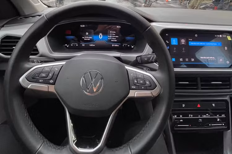 Trên thực tế, dù có giá cao hơn khá nhiều so với các mẫu CUV/SUV cỡ B cùng phân khúc nhưng các trang bị của T-Cross bản Luxury cũng không quá nổi bật. Cụ thể, khoang cabin của xe sở hữu cụm đồng hồ kỹ thuật số 8 inch, màn hình giải trí 10,1 inch, điều hòa tự động 1 vùng, sạc không dây, ghế lái chỉnh điện.