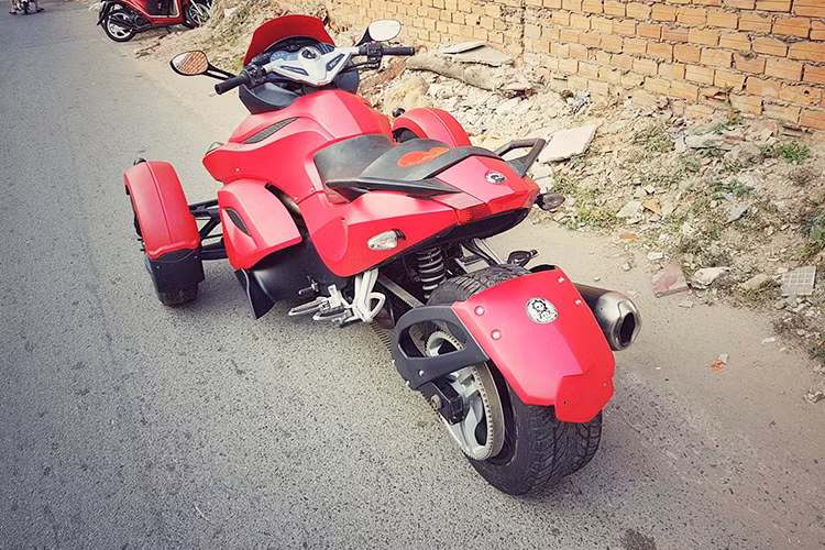 Can-am Spyder RS-S sử dụng động cơ V-Twin 998 phân khối làm mát bằng dung dịch có công suất cực đại 106 mã lực tại vòng tua máy 8.500 vòng/phút, mô-men xoắn cực đại 104,3 Nm tại vòng tua máy 6.250 vòng/phút. Hộp số 5 cấp bán tự động có số lùi (de). Xe sở hữu tổng trọng lượng 317 kg, bình xăng dung tích lên tới 25 lít.