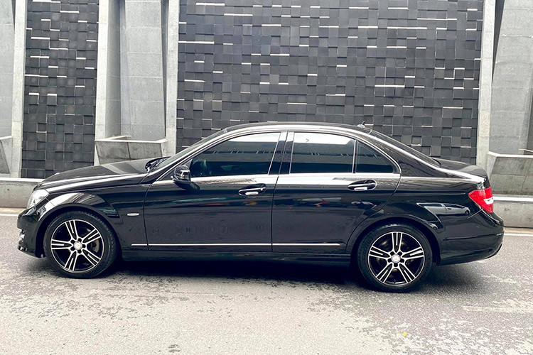 Các trang bị trên Mercedes C200 2013 cũng khá đầy đủ, hiện đại với đèn LED ban ngày, gạt mưa cảm biến, kính giảm nhiệt UV, ghế bọc da, ghế lái và gương chiếu hậu chỉnh điện, điều hoà tự động 2 vùng, màn hình DVD/AUX/USB/Bluetooth, hỗ trợ bản đồ dẫn đường, vô-lăng bọc da tích hợp phím điều khiển...