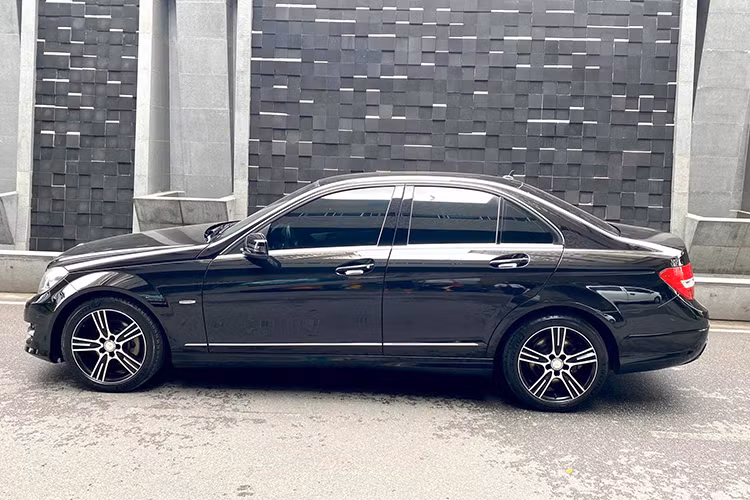 Các trang bị trên Mercedes C200 2013 cũng khá đầy đủ, hiện đại với đèn LED ban ngày, gạt mưa cảm biến, kính giảm nhiệt UV, ghế bọc da, ghế lái và gương chiếu hậu chỉnh điện, điều hoà tự động 2 vùng, màn hình DVD/AUX/USB/Bluetooth, hỗ trợ bản đồ dẫn đường, vô-lăng bọc da tích hợp phím điều khiển...