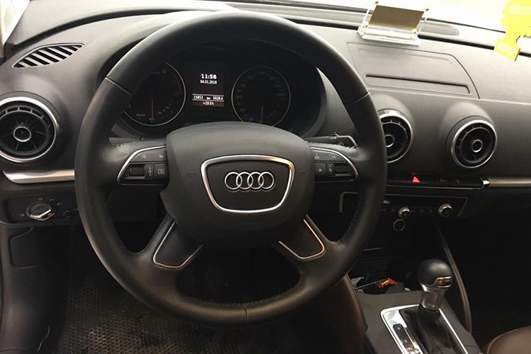 Các chi tiết thiết kế trên Audi A3 2015 khá đơn giản nhưng đầy đủ các chức năng cần thiết. Nổi bật là hệ thống điều khiển Multi Media Interface - MMI với giao diện đồ họa 3D; ghế da, vô-lăng 4 chấu bọc da tích hợp các phím chức năng; âm thanh 8 loa; màn hình trung tâm hiển thị màu 5.8 inch.