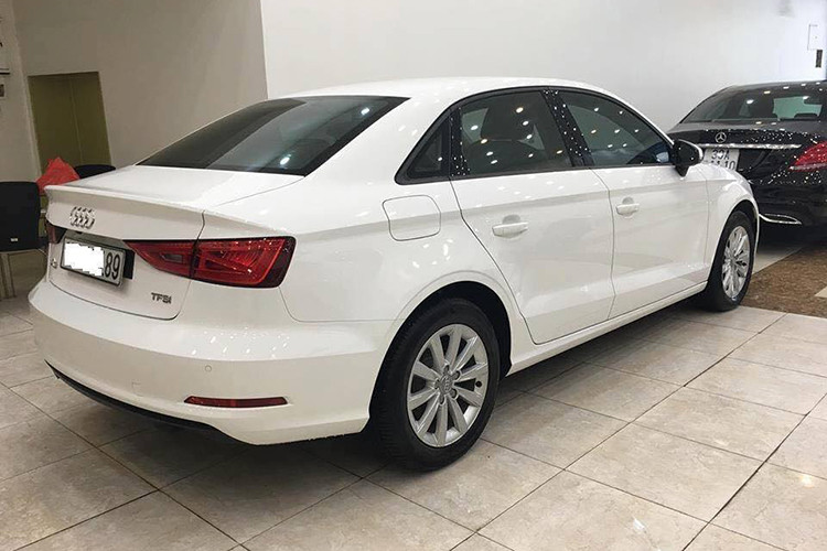 Động cơ xăng TFSI tăng áp 1.8 lít và hộp số tự động ly hợp kép 7 cấp S-tronic trên A3 2015 hiện vẫn hoạt động ổn định, cho công suất 180 mã lực và mô-men xoắn cực đại 250 Nm. Với chiếc xe gần 10 năm tuổi, chúng ta không thể đòi hỏi quá nhiều về độ mới.