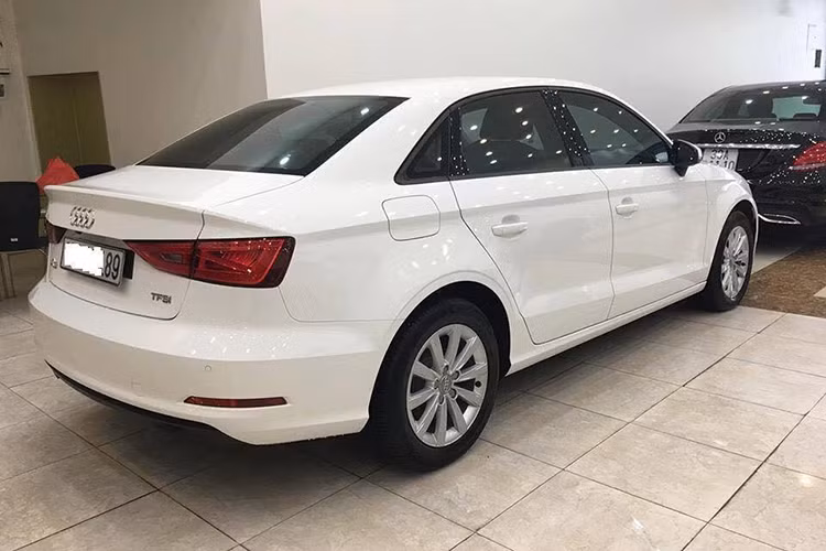 Động cơ xăng TFSI tăng áp 1.8 lít và hộp số tự động ly hợp kép 7 cấp S-tronic trên A3 2015 hiện vẫn hoạt động ổn định, cho công suất 180 mã lực và mô-men xoắn cực đại 250 Nm. Với chiếc xe gần 10 năm tuổi, chúng ta không thể đòi hỏi quá nhiều về độ mới.