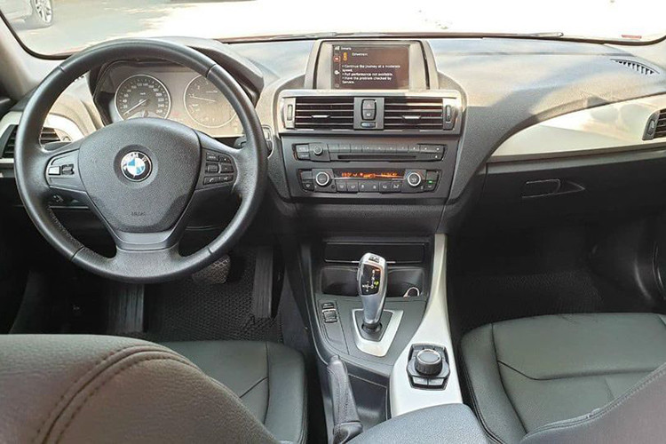 Không gian nội thất của xe rộng rãi với các trang bị nổi bật như: màn hình trung tâm hướng về phía người lái, vô-lăng bọc da tích hợp các nút bấm điều khiển; ghế ngồi bọc da; hàng ghế trước chỉnh điện; điều hòa tự động, chìa khóa thông minh, khởi động nút bấm...