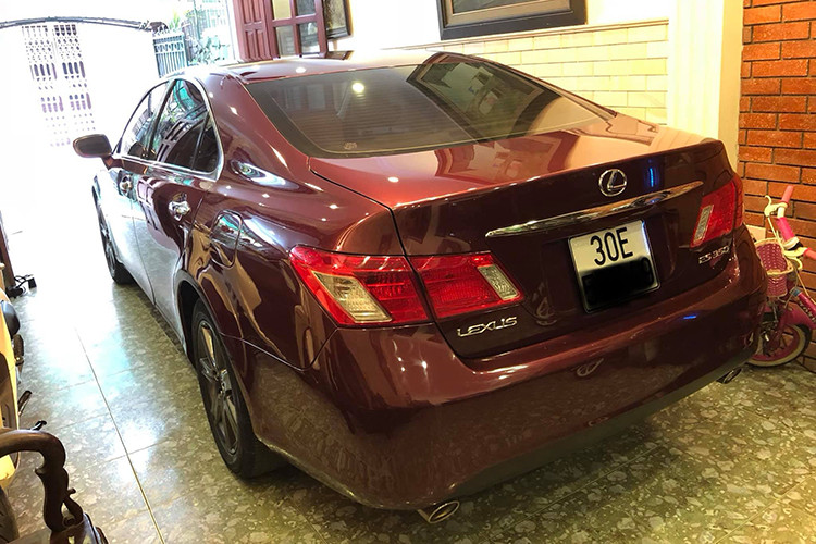 Các phụ tùng thay thế của chiếc xe sang Nhật Bản cũng dễ tìm với giá thành thấp hơn so với những chiếc xe Đức. Tuy nhiên, mua xe cũ đời cao, khách hàng cần phải chấp nhận thực tế về những xuống cấp như ghế da bạc màu, xuất hiện các vết nhăn; vật liệu nhựa nội thất có hiện tượng sứt mẻ, bong khớp nối gây nên những âm thanh lọc cọc khó chịu, độ "ăn" xăng của xe cũng khá hao...