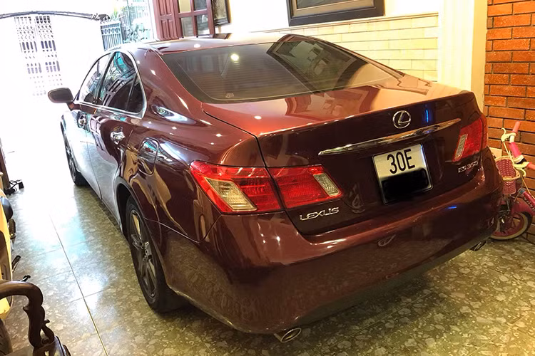 Các phụ tùng thay thế của chiếc xe sang Nhật Bản cũng dễ tìm với giá thành thấp hơn so với những chiếc xe Đức. Tuy nhiên, mua xe cũ đời cao, khách hàng cần phải chấp nhận thực tế về những xuống cấp như ghế da bạc màu, xuất hiện các vết nhăn; vật liệu nhựa nội thất có hiện tượng sứt mẻ, bong khớp nối gây nên những âm thanh lọc cọc khó chịu, độ "ăn" xăng của xe cũng khá hao...