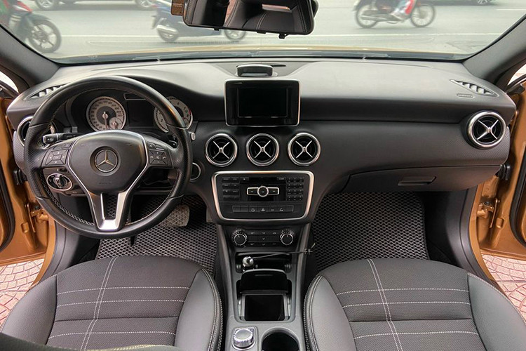 Các trang bị trên mẫu xe sang Mercedes-Benz A200 đời 2013 - 2015 khá đầy đủ với vô-lăng bọc da, tích hợp nút bấm; ghế bọc da, ghế lái chỉnh điện, nhớ vị trí; điều hòa tự động nhưng không có cửa gió cho hàng ghế sau...