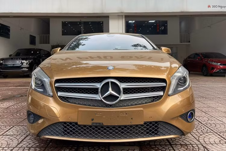  Mercedes-Benz A200 2013-2015 từ 435 - 519 triệu đồng Cũng mang kiểu dáng hatchback hạng sang cũ và dẫn động cầu trước như BMW 116i, Mercedes-Benz A200 đời 2013 - 2015 từng được đánh giá là mẫu xe có chất lượng hoàn thiện tốt và chưa bị xuống cấp nhiều sau khoảng 10 năm sử dụng.