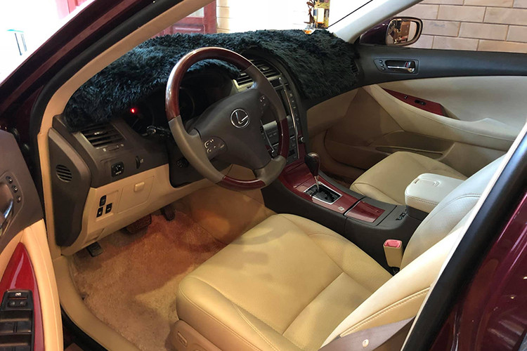 Cùng với đó, các trang bị tiện nghi trên Lexus ES350 đời 2007 cũng rất đáng nể với hệ thống chìa khóa thông minh, nút bấm khởi động máy, cửa sổ trời cho 2 hàng ghế, vô-lăng tích hợp nút chức năng, ghế bọc da cao cấp và chỉnh điện cho 2 người phía trước, hệ thống giải trí DVD, cửa gió điều hòa cho hàng ghế sau, rèm che nắng chỉnh điện...