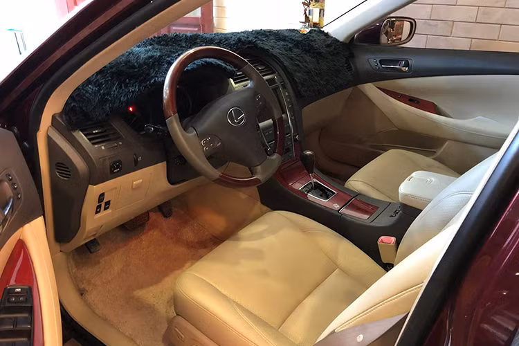 Cùng với đó, các trang bị tiện nghi trên Lexus ES350 đời 2007 cũng rất đáng nể với hệ thống chìa khóa thông minh, nút bấm khởi động máy, cửa sổ trời cho 2 hàng ghế, vô-lăng tích hợp nút chức năng, ghế bọc da cao cấp và chỉnh điện cho 2 người phía trước, hệ thống giải trí DVD, cửa gió điều hòa cho hàng ghế sau, rèm che nắng chỉnh điện...