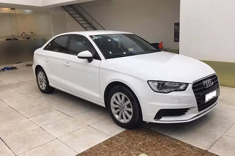  Audi A3 2015 từ khoảng 460 triệu đồng Nếu đang tìm kiếm một chiếc ô tô di chuyển hàng ngày trong đô thị với cảm giác lái của xe sang trong tầm giá 500 triệu đồng, bạn đừng nên bỏ qua Audi A3 2015. Lượng xe A3 2015 trên thị trường thứ cấp hiện nay không nhiều và đang được rao bán trong khoảng 460 triệu đồng.