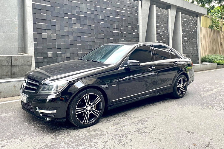  Mercedes-Benz C200 2013 từ 500 triệu đồng Tại thời điểm năm 2013, để lăn bánh một chiếc C200 mới, khách hàng cần phải chi số tiền lên tới 1,7-1,9 tỉ đồng. Nhưng hiện nay, giá xe Mercedes-Benz C200 2013 đã qua sử dụng chỉ nằm ở ngưỡng 500 triệu đồng.